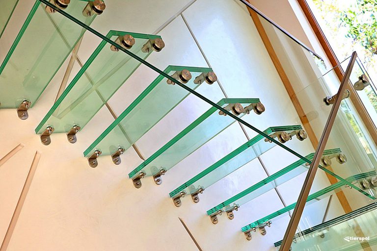 Najistotniejsze atuty schodów z balustradami ze szkła
