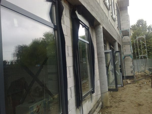 Rolety zewnętrzne: skuteczna ochrona przed słońcem i hałasem